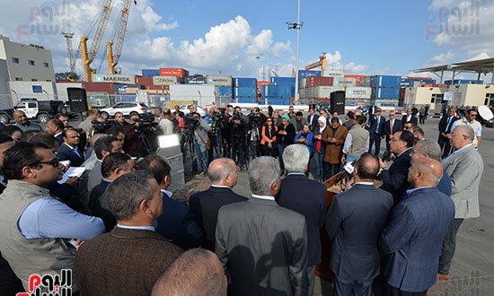 جولة رئيس مجلس الوزراء بميناء الاسكندرية (17)