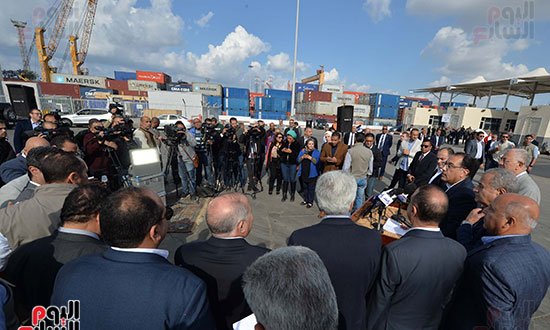 جولة رئيس مجلس الوزراء بميناء الاسكندرية (16)