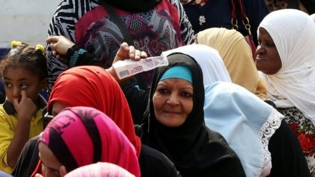 سيدات أمام محل في مصر