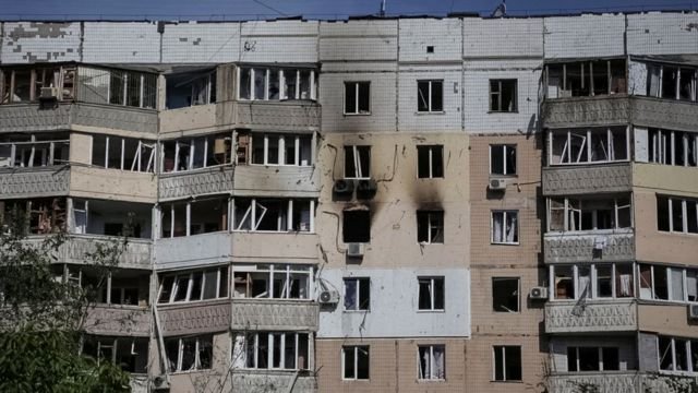 منظر يُظهر مبنى سكني تضرر بعد غارة جوية بطائرة مسيرة روسية في أوديسا