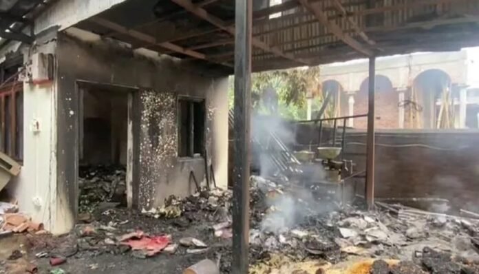 منزل الوزير الهندي المحترق (تويتر)