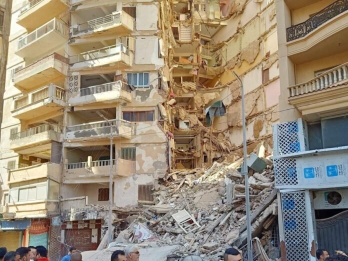 انهيار مبنى من 14 طابقا بالإسكندرية .. وإصابة 4 أشخاص

