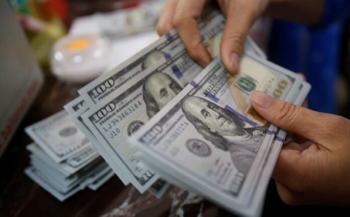 الدولار يتراجع بعد تقارير عن قوة سوق العمل الأمريكية من قبل رويترز

