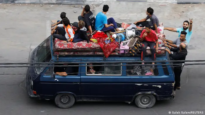 العديد من الأشخاص في غزة يجلسون في الحافلة مع جميع متعلقاتهم