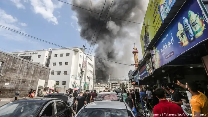 دخان يتصاعد بعد غارة جوية إسرائيلية على مدينة غزة