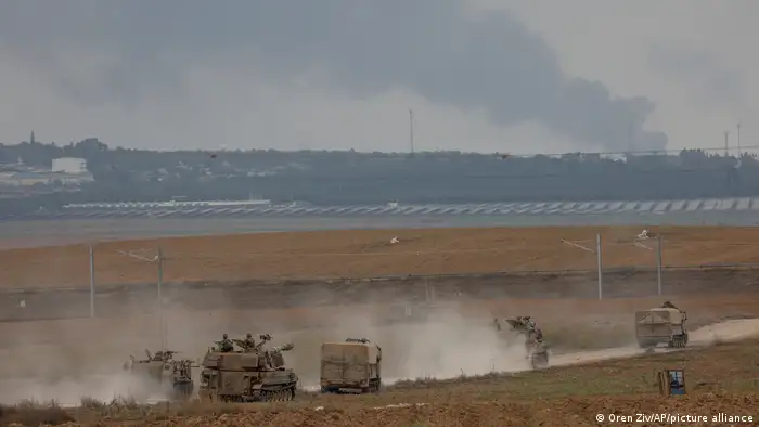 وشوهدت قوات إسرائيلية تقوم بدوريات على الحدود بين إسرائيل وغزة