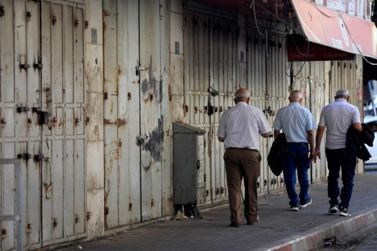 وزير الدفاع الإسرائيلي يدعو لتحويل أموال الضرائب إلى السلطة الفلسطينية

