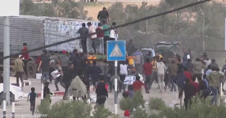 التدافع الكبير.. الهلال الأحمر يعلق ويكشف حجم المساعدات لغزة

