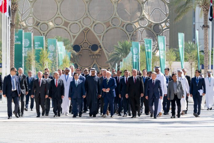 العديد من قادة العالم الذين حضروا لمناقشة تغير المناخ اغتنموا الفرصة للتعبير عن أسفهم للحرب