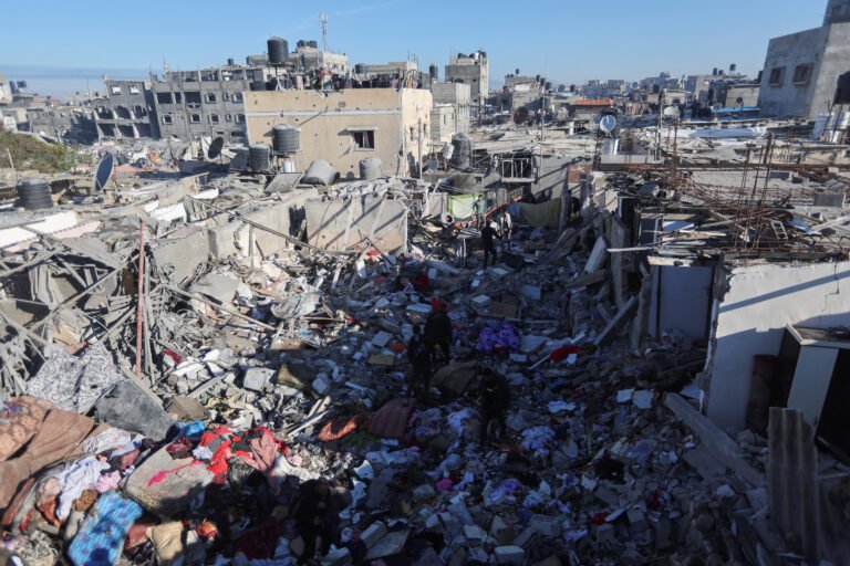 قرب الحدود مع مصر.. قصف إسرائيلي يستهدف مواقع في رفح

