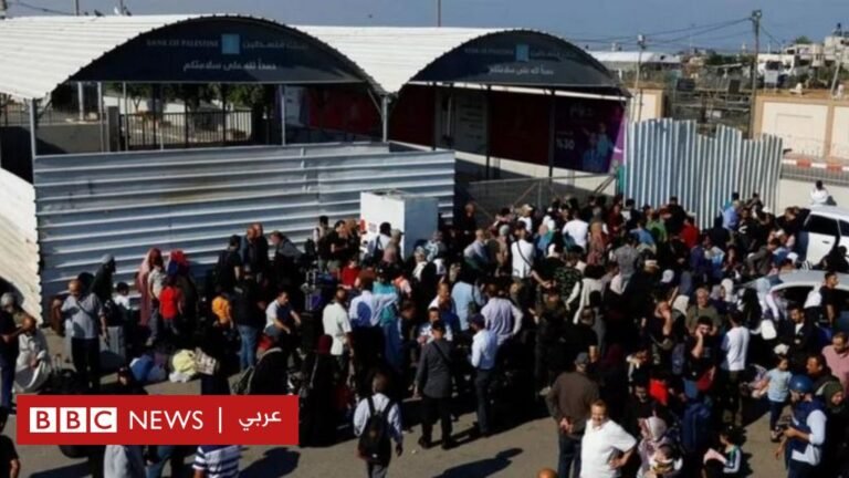 حرب غزة: الفلسطينيون يدفعون آلاف الدولارات في محاولة للفرار من الصراع - الغارديان

