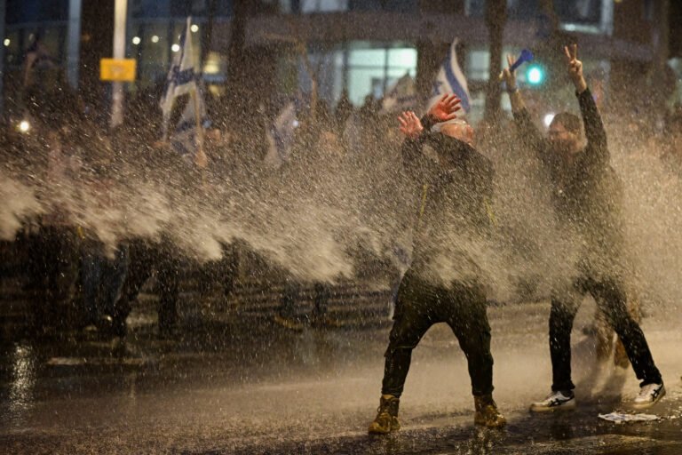 "الأعنف منذ 7 أكتوبر".. مواجهات بين متظاهرين والشرطة الإسرائيلية في تل أبيب

