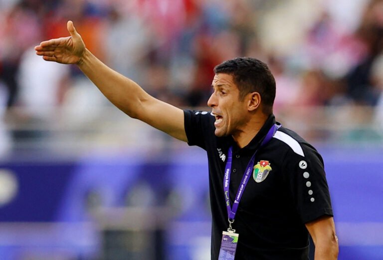 حسين عموتة.. من هو المغربي الذي قاد المنتخب الأردني لإنجاز تاريخي؟

