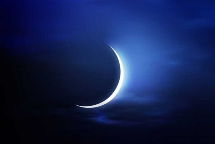  هلال القمر ينير سماء مكة .  تعرف على بداية شهر شعبان بعد إعلانه اليوم


