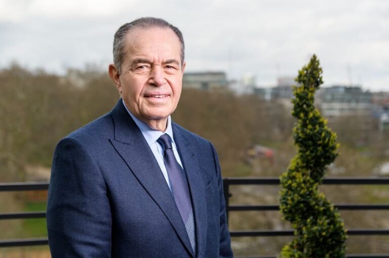 حصول ملياردير مصري على وسام الفروسية يثير الجدل في بريطانيا

