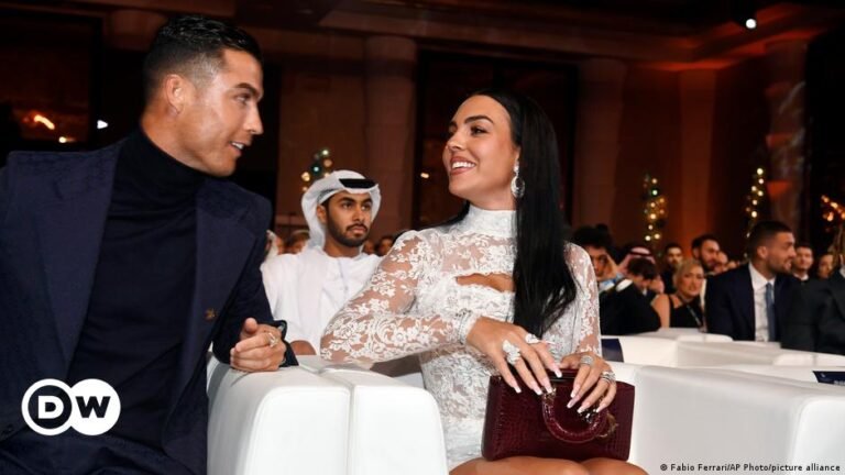  رونالدو "يتجدد نشاطه" مع جورجينا على شواطئ السعودية!  - DW - 22/03/2024

