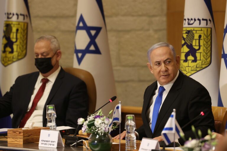 “لدى إسرائيل رئيس وزراء واحد”.  زيارة غانتس لواشنطن تثير غضب نتنياهو