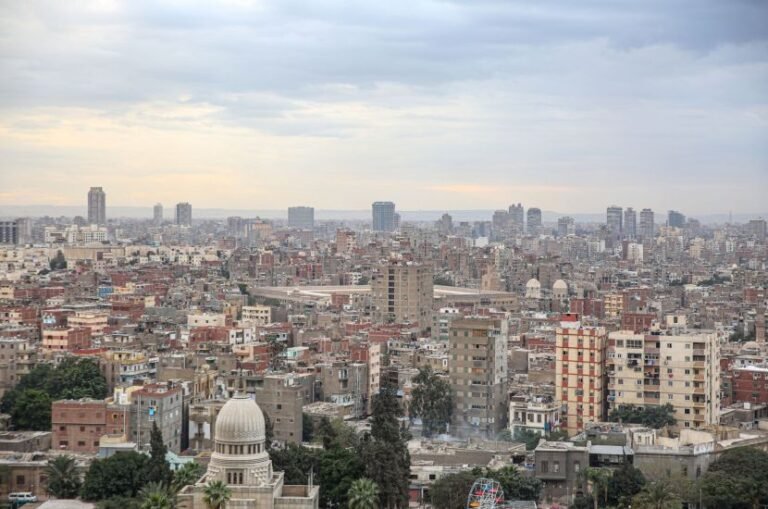 "موديز" تعدل توقعات التصنيف الائتماني لمصر إلى "إيجابية"

