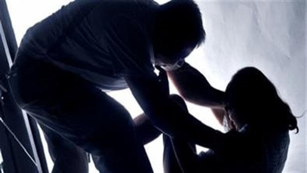 تفاصيل اغتصاب وقتل طفلة على يد شقيقها بالمطرية.. المتهم استغل غياب والديه لتنفيذ الجريمة.. اعتدى على المجني عليها بعد مشاهدتها أفلام إباحية.. وحبس أنفاسها لمدة الخوف من الفضيحة.

