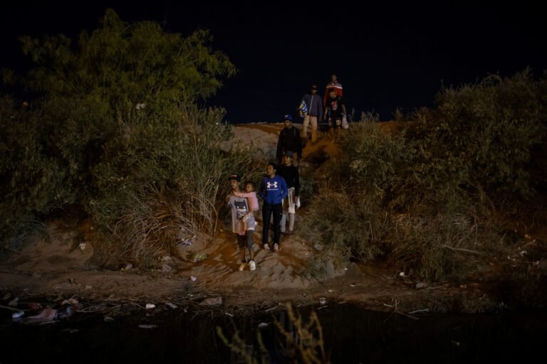 أكسيوس: سيتم قريباً إصدار إجراءات جديدة بشأن طالبي اللجوء في أمريكا

