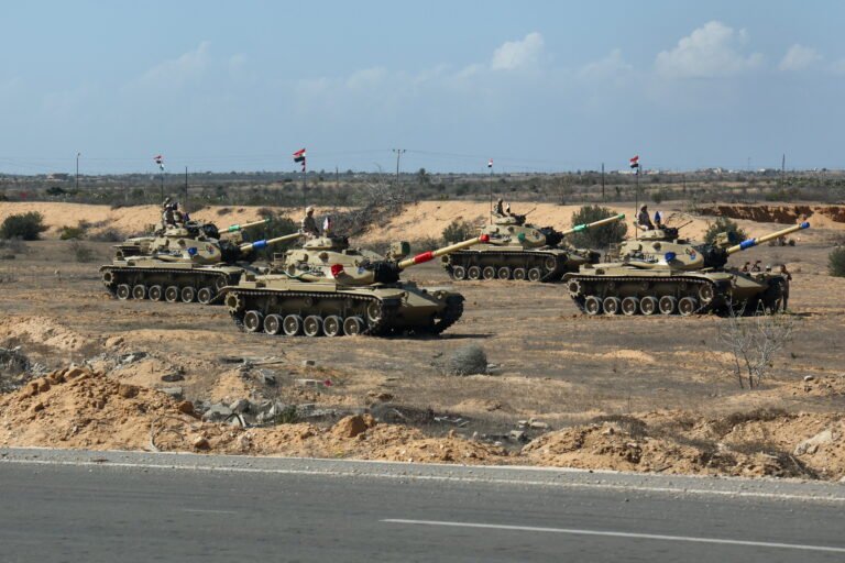 نشر لقطات لتعزيزات عسكرية مصرية قرب رفح...وعسكريون يعلقون

