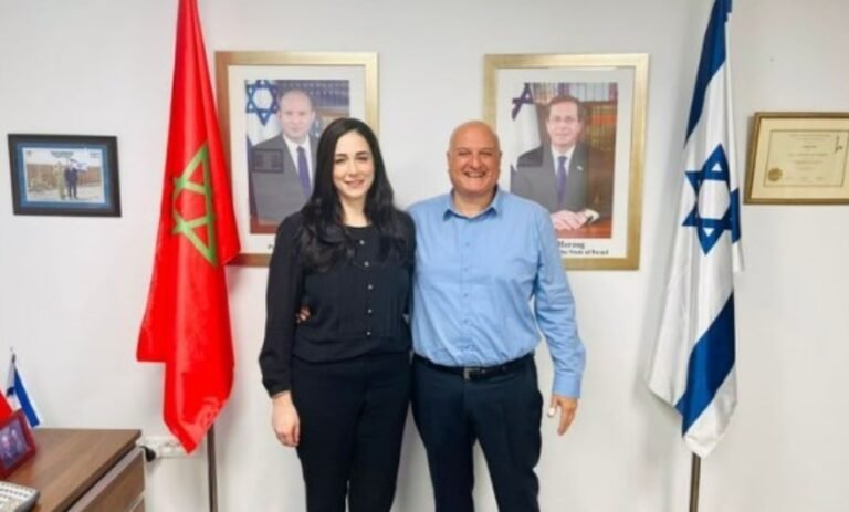  "السفير الإسرائيلي يعانق السفير المغربي".  حقيقة الصورة المثيرة للجدل

