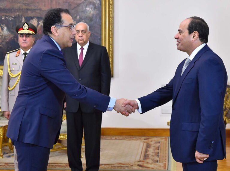 الحكومة المصرية الجديدة تؤدي اليمين الدستورية أمام السيسي

