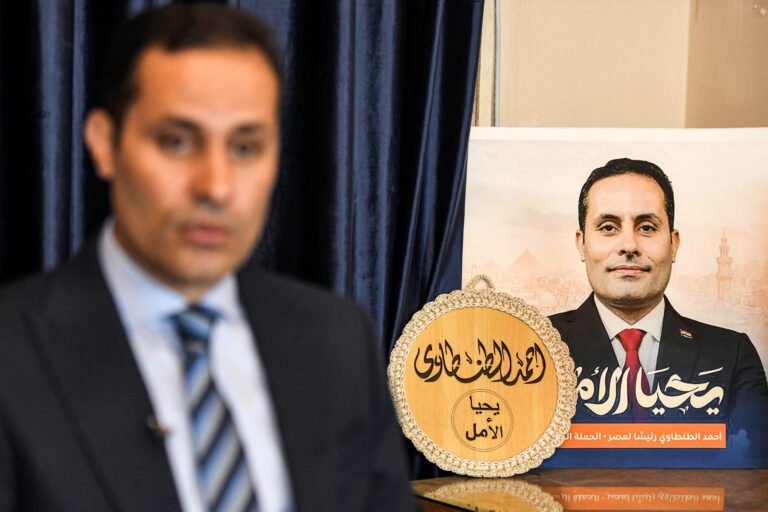 "العدو الخفي" يلاحقه.. زوجة المعارض المصري طنطاوي ومحاميه ينددان بما يحدث له

