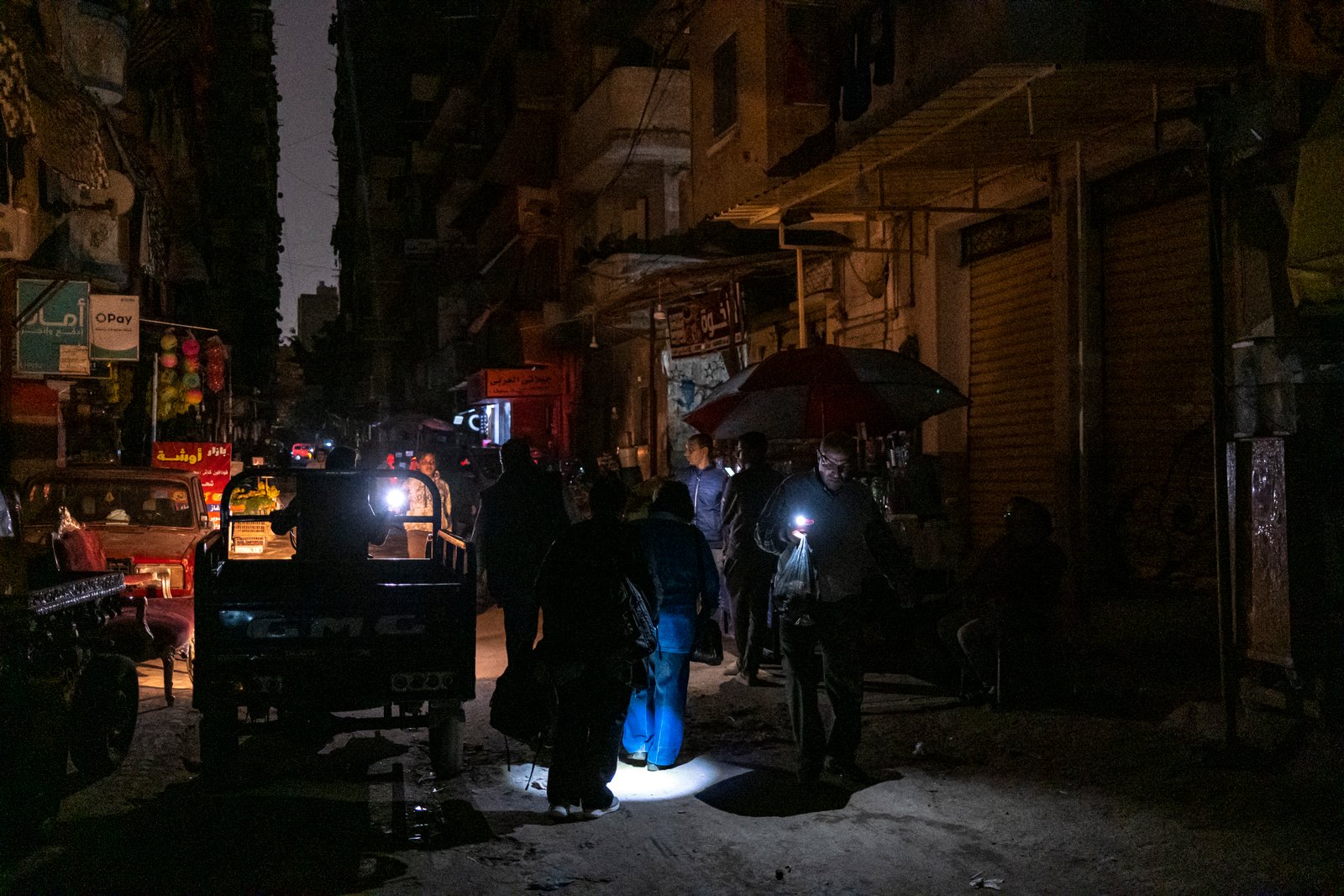 المصريون يعانون من انقطاع الكهرباء مع ارتفاع درجات الحرارة
