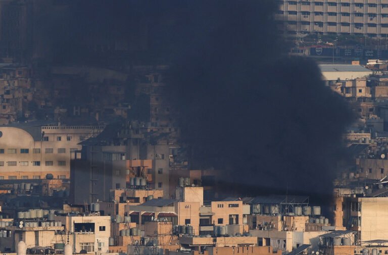 من البحر والجو.. ضربات إسرائيلية تستهدف بيروت ومناطق في جنوب لبنان

