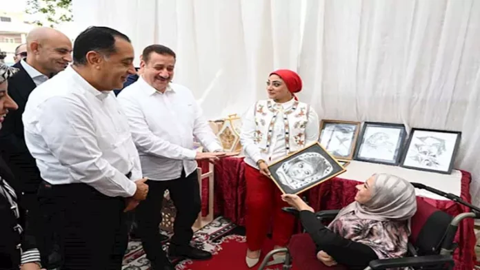 يتفقد بصراحة معرض التصنيع اليدوية والتراثية في قرية شاما في مينوفيا

