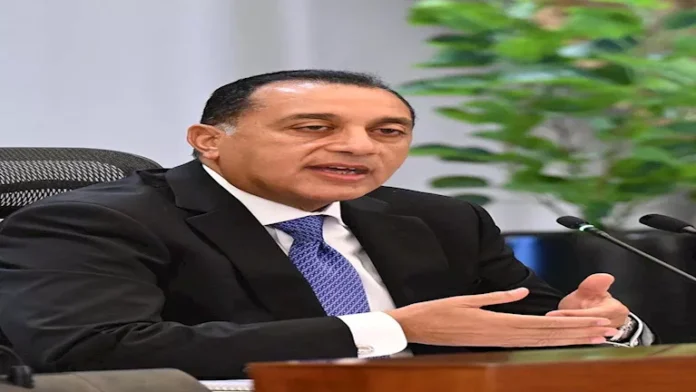 يراجع رئيس الوزراء مع حاكم القاهرة لتطوير رأس المال ورفع كفاءة المياه

