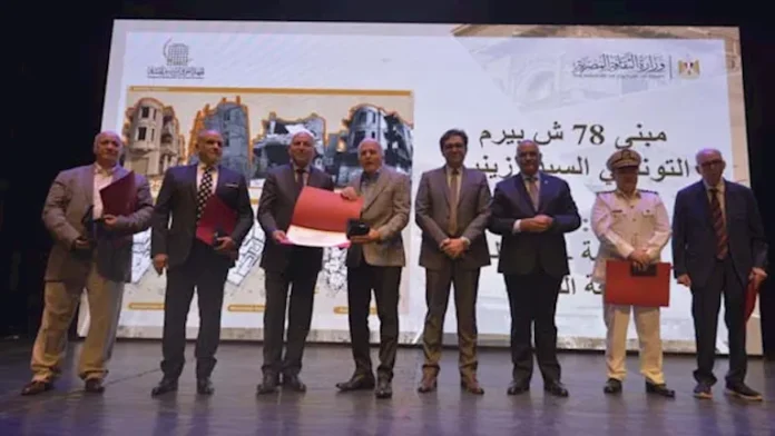 يسلم وزير الثقافة وحاكم القاهرة جوائز أفضل الممارسات للحفاظ على فائقة

