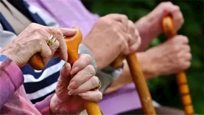 من هم المسؤولون عن رعاية المسنين؟ القانون يجيب

