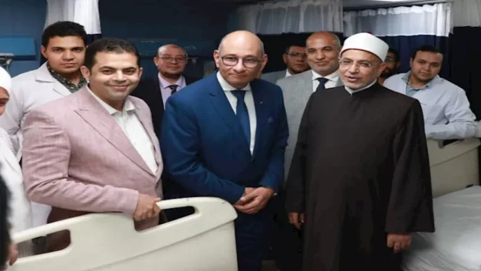 فريق طبي بجامعة الزهراء يجري عملية جراحية نادرة لطفل مصاب فريق طبي بجامعة الزهراء يجري عملية جراحية نادرة لطفل مصاب بتشوه في العمود الفقري