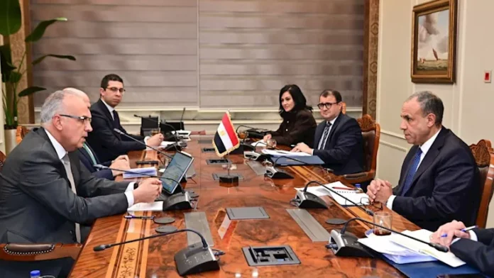 وزير الري والخارجية يستعرض خطط تعزيز العلاقات التاريخية مع دول وزير الري والخارجية يستعرض خطط تعزيز العلاقات التاريخية مع دول الحوض