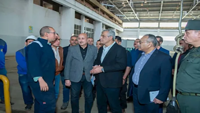 واستمع الوزير إلى مطالب ومقترحات العمال بشأن تطوير عملية التصنيع

