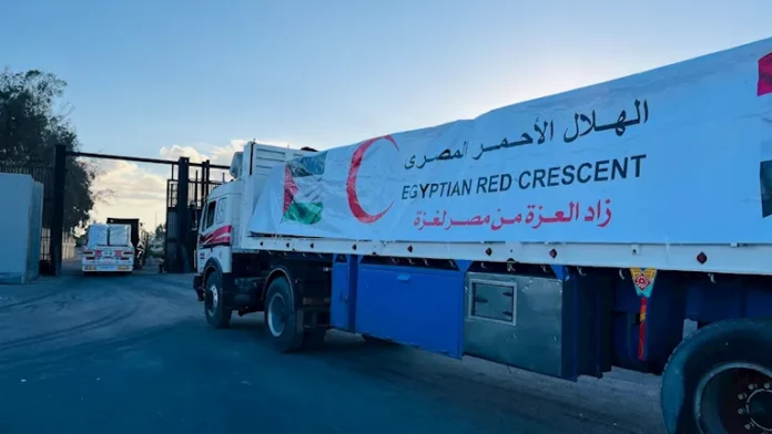 مساعدات غذائية ومواد إيوائية ووقود لدعم القطاع عبر معبر رفح

