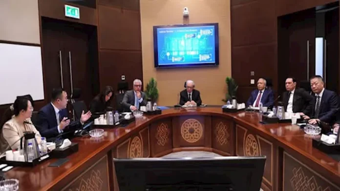 لإقامة المشاريع.. نائب رئيس الوزراء يجتمع بممثلي الشركات الصينية

