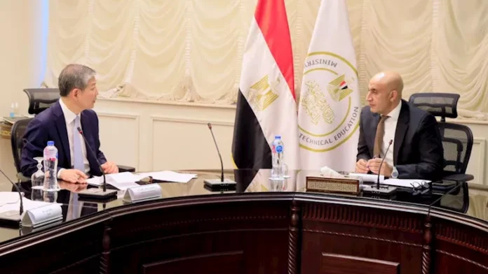 مصر والصين تبحثان تعزيز التعاون في مدارس التكنولوجيا التطبيقية والذكاء

